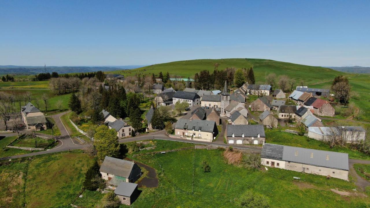 Auberge Du Cezallier Montgreleix Exteriör bild